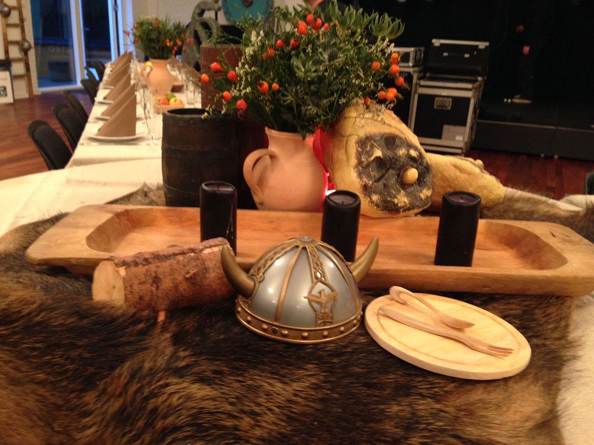 Bordene er pyntet med vikingehjelme, træ og skind 