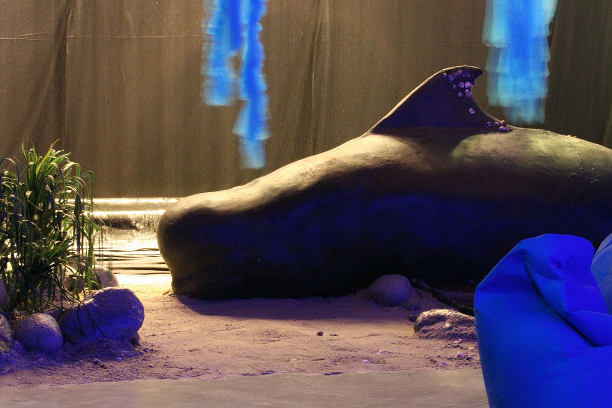 Rodkjær har specialfremstillet en hval, som ligger på gulvet omgivet af sand 