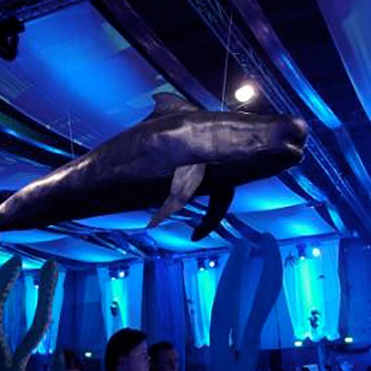 Rodkjær har til temaet under havet specialfremstillet en stor hval, som hænger i loftet over bordene 