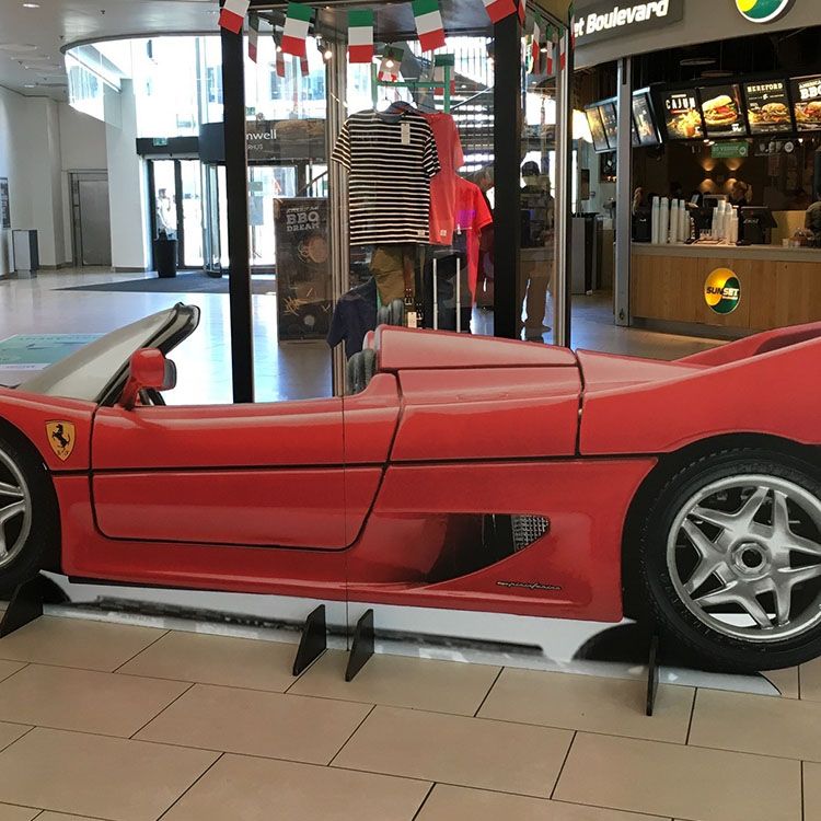 Rodkjær har i Bruuns Galleri specialfremstillet en figur af en rød Ferrari