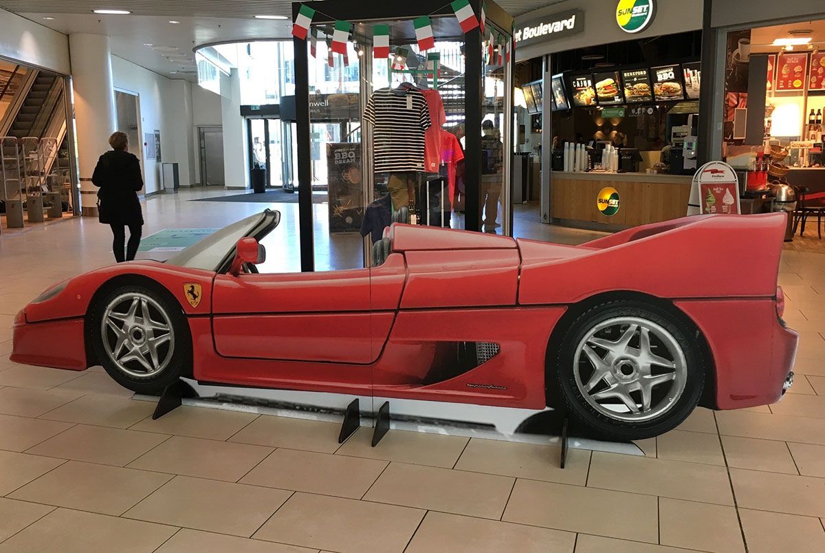 Rodkjær har i Bruuns Galleri specialfremstillet en figur af en rød Ferrari