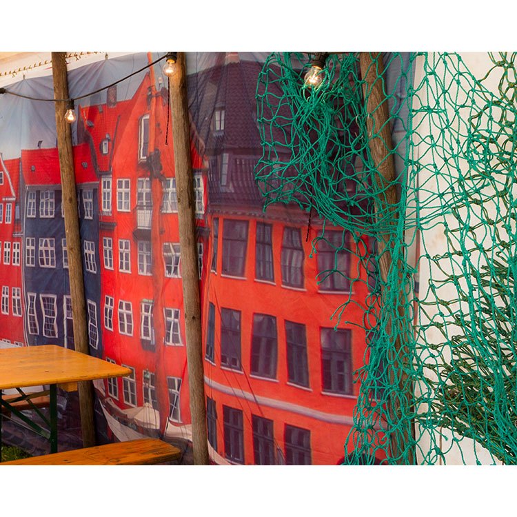 Ved bordene hænger bannere med billeder af husene i Nyhavn 