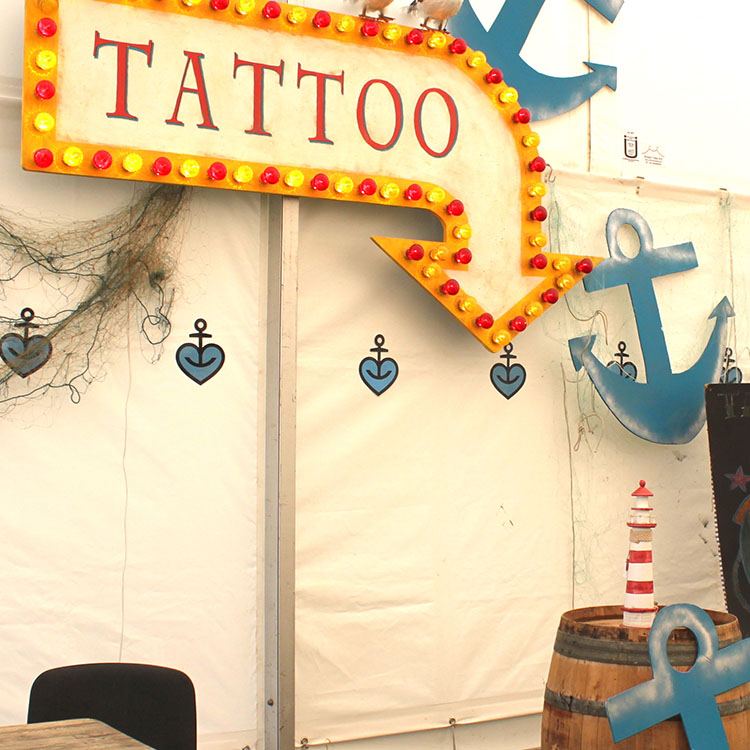 Til temafesten kan man få lavet en tatovering af et anker 