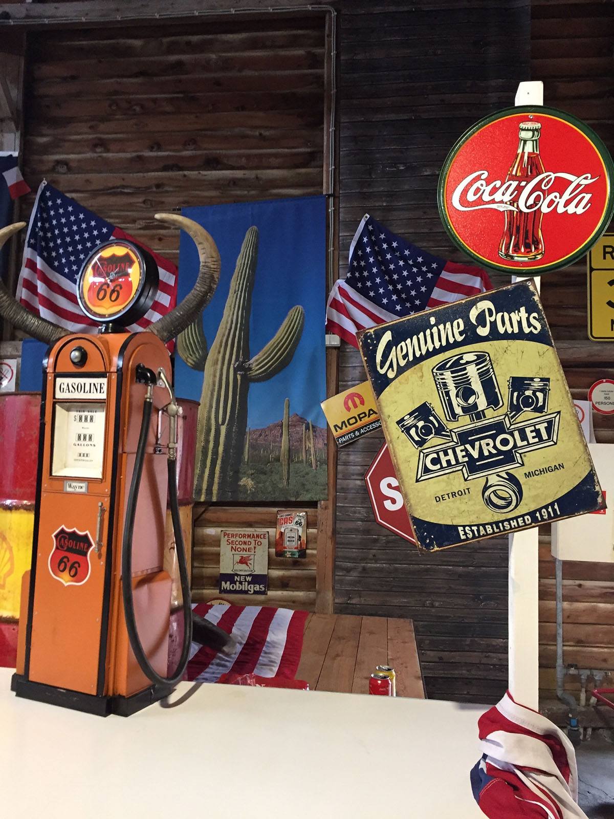 Der er pyntet med vintageskilte, billeder af skilte, det amerikanske flag og en gammel benzinstation 