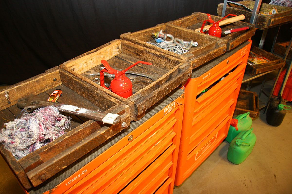 Ting fra et bilværksted såsom værktøj og bildele er stillet op som pynt 