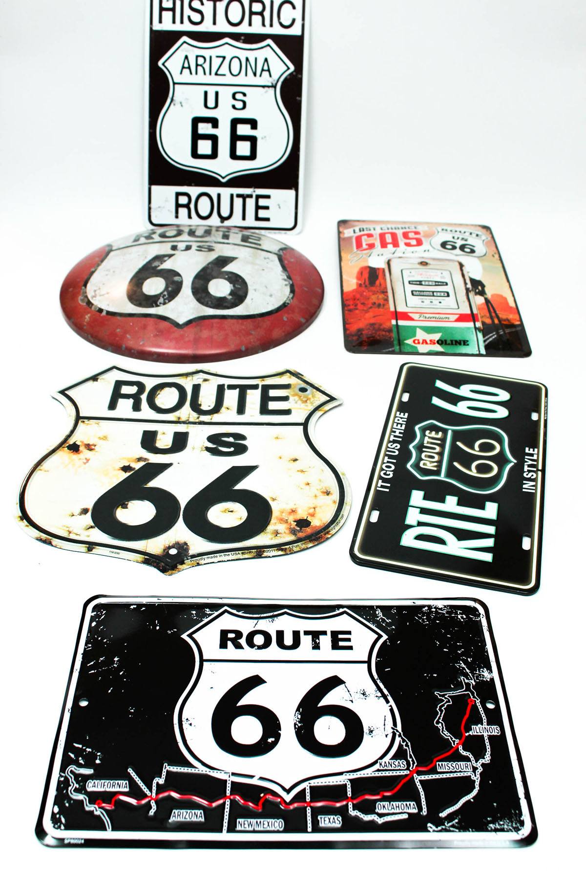 Vintageskilte med Route 66 bruges som pynt til temafesten 