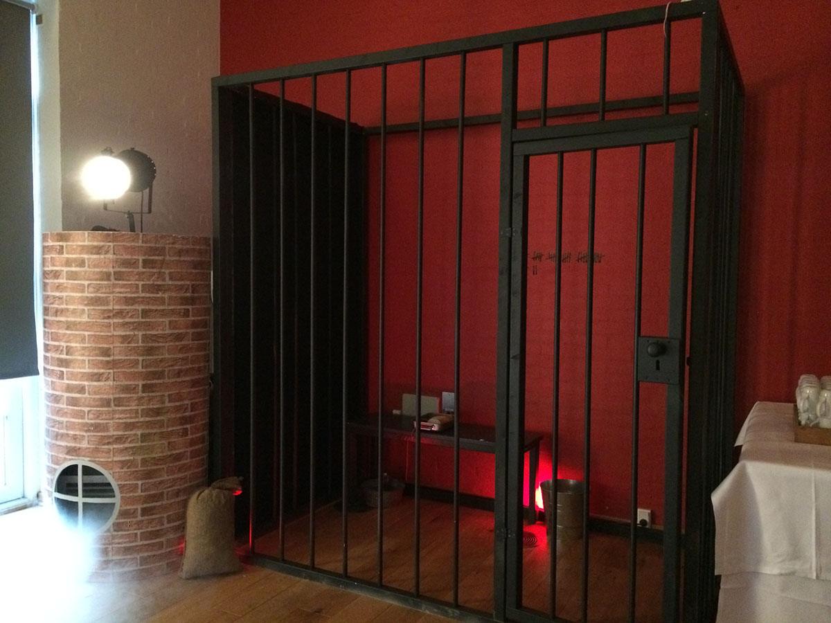 Rodkjær har fremstillet en stor fængselscelle, som gæsterne kan gå ind i 