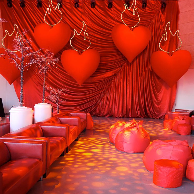Store oppustelige hjerter hænger på væggen til rød temafest 