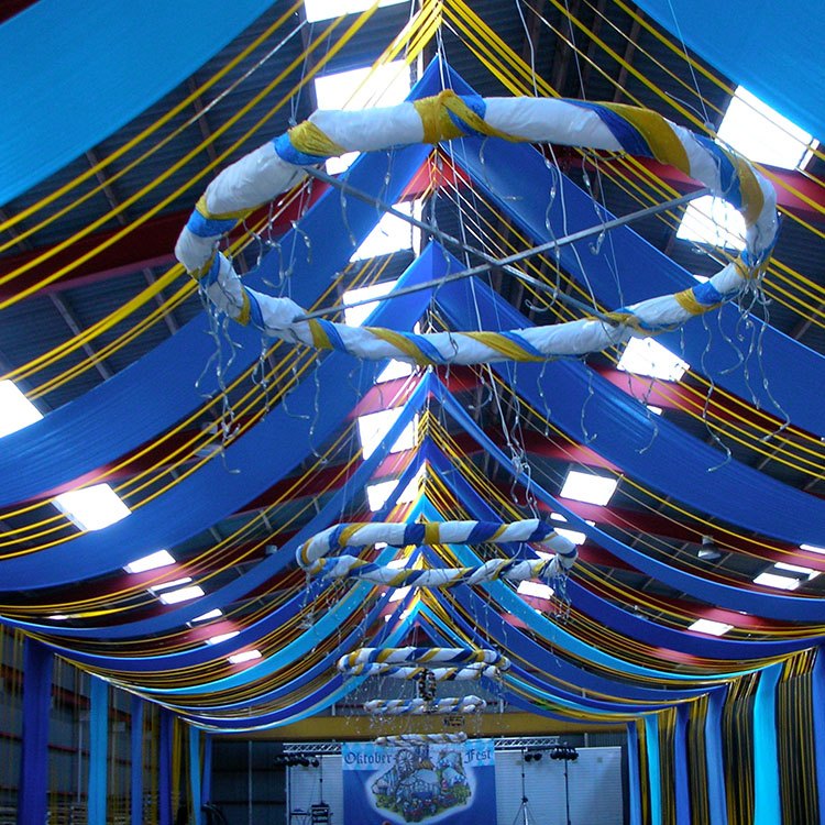 Loftet er dekoreret med stof og bånd i forskellige farver 
