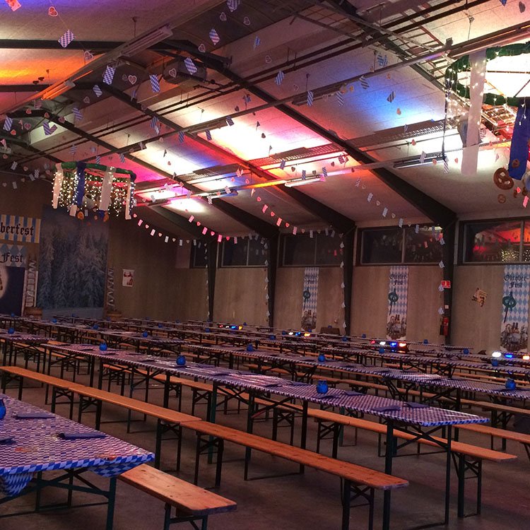 Denne oktoberfest er pyntet med blå og hvide farver og bannere med billeder af oktoberfest 