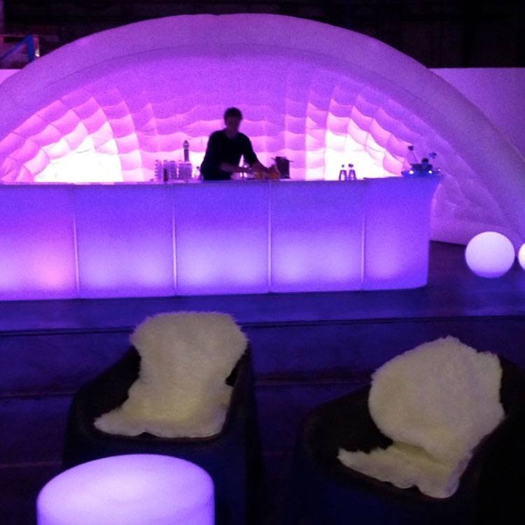 En lille bar med en oppustelig 'ice cave' bag danner rammerne til denne nigh club temafest 