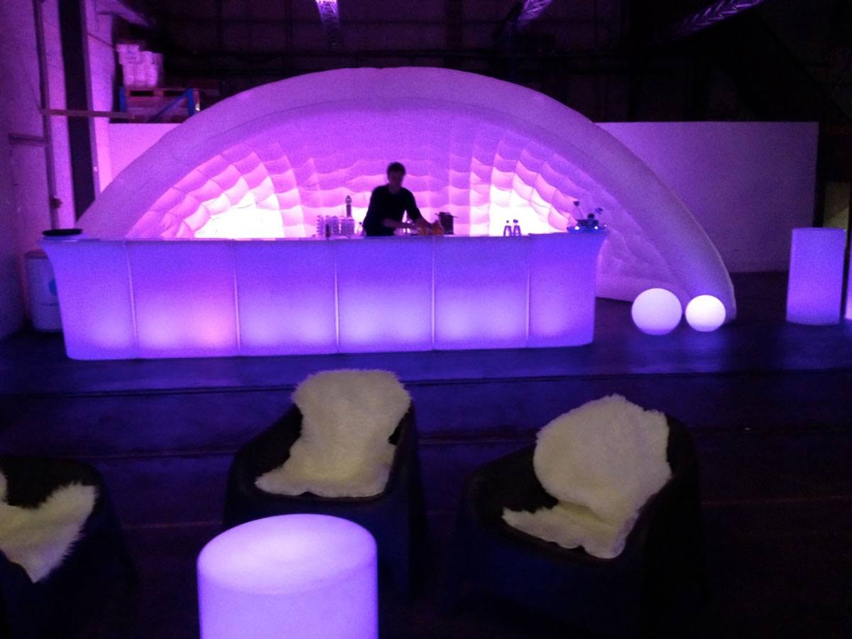 En lille bar med en oppustelig 'ice cave' bag danner rammerne til denne nigh club temafest 