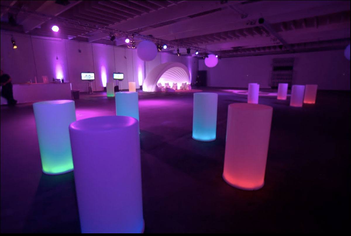 Light tables i forskellige farver er fordelt i lokalet 