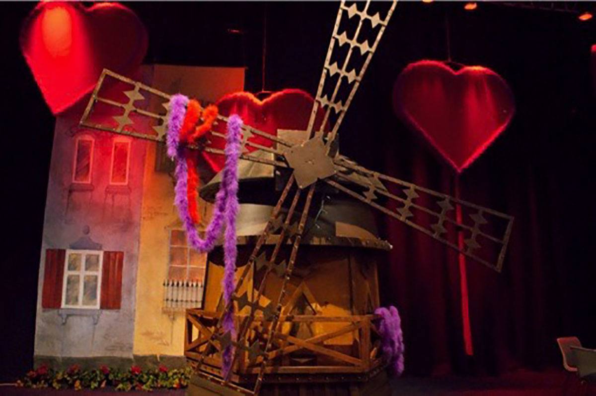 Den gamle mølle fra Moulin Rouge filmen er specialfremstillet til at dekorere rummet