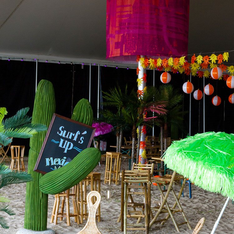 Rodkjær har her pyntet med sand, kaktusser, bambusmøbler, parasoller og lamper 