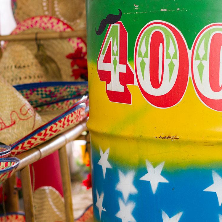 For at fuldende det mexicanske tema har Rodkjær pyntet med sombrero og olietænder i mange farver 