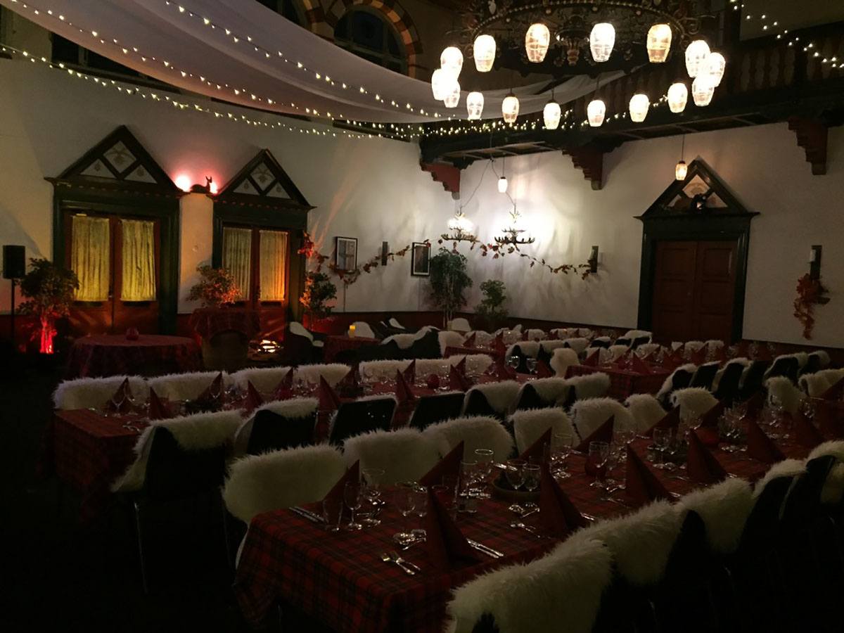 Til denne Lunber Jack temafest er alle store beklædt med skind og bordene er dækket med røde duge med skovmandstern 