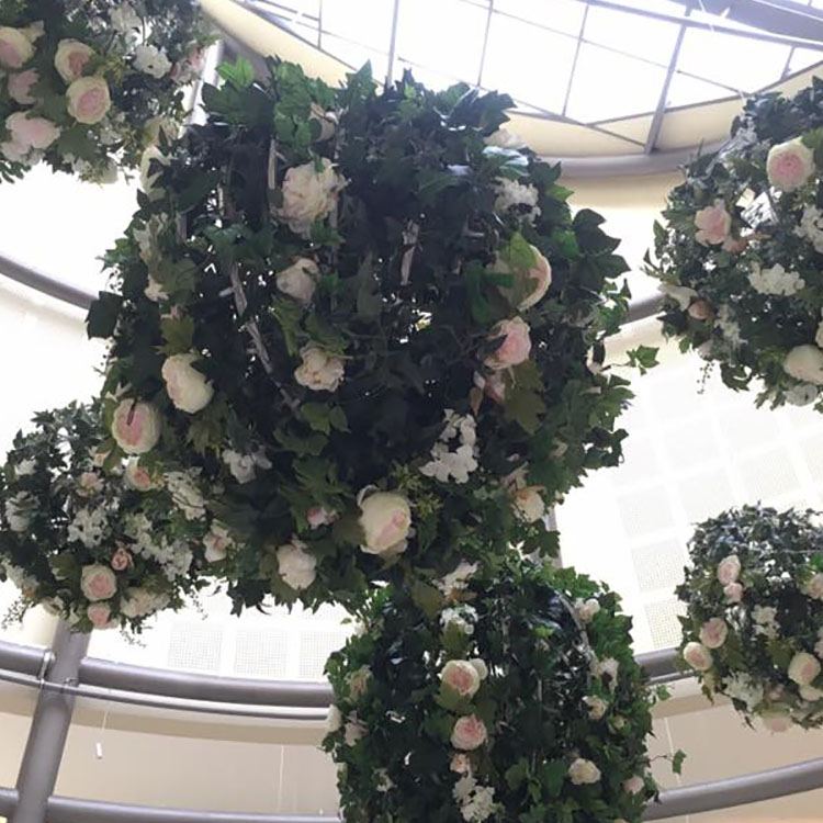 Store kugler dekoreret med blomster hænger ned fra loftet