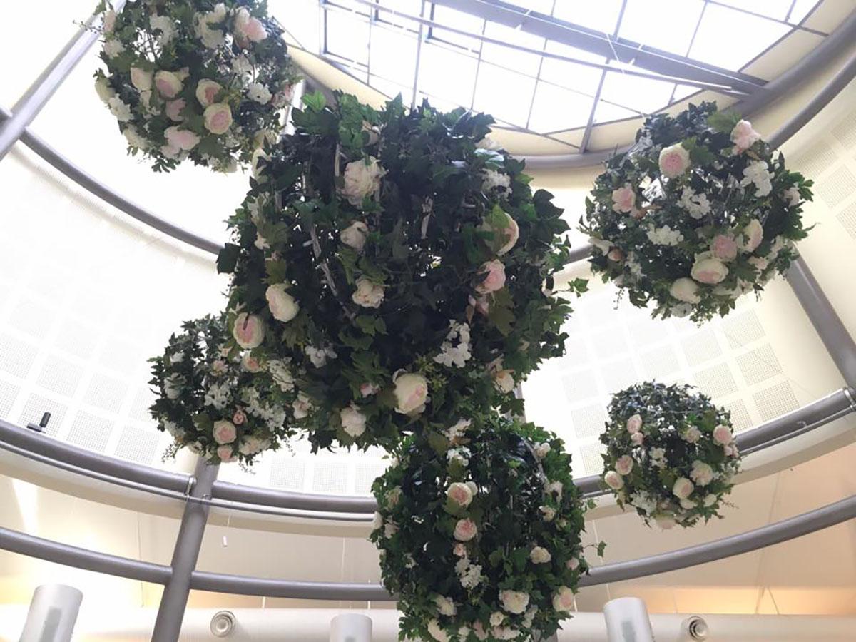 Store kugler dekoreret med blomster hænger ned fra loftet