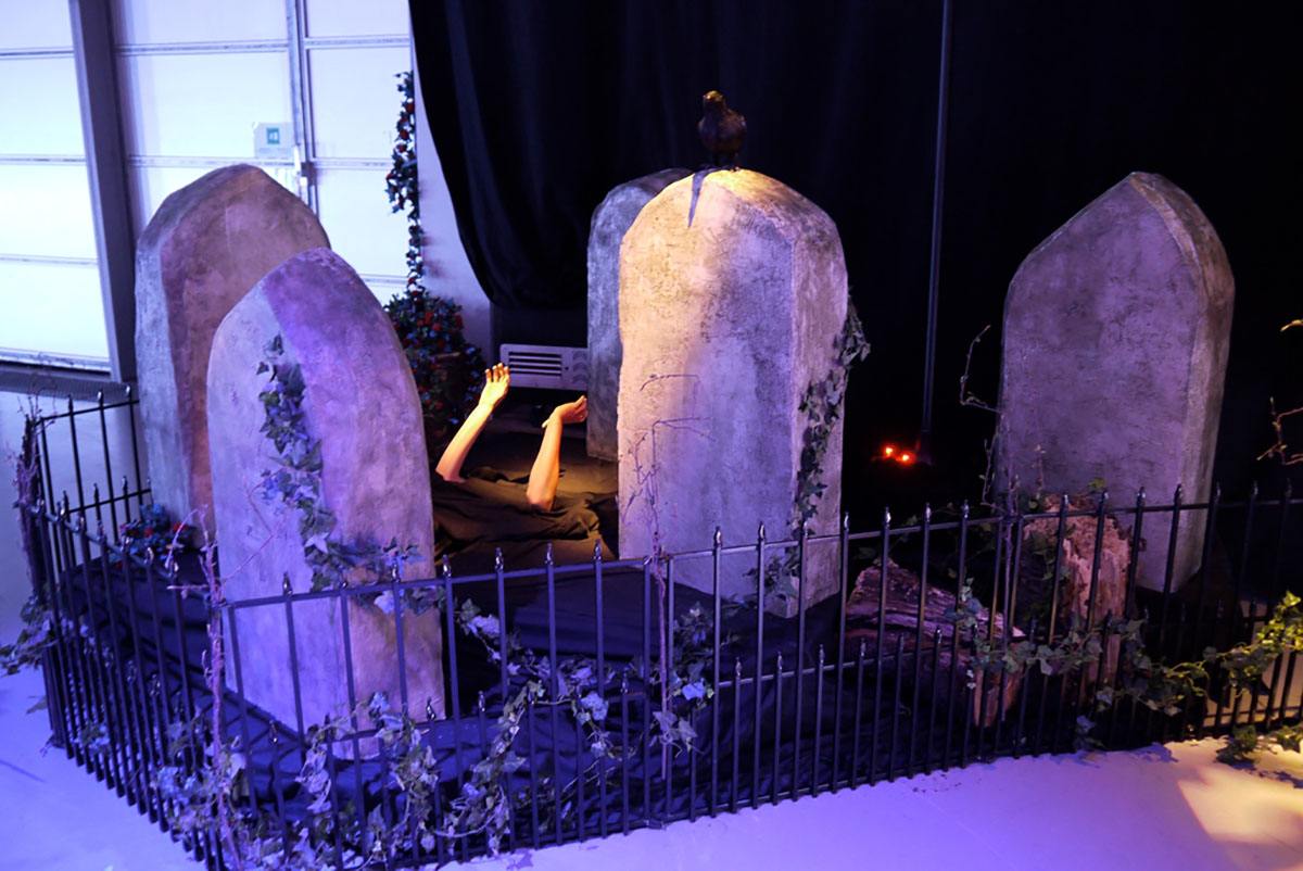 Gamle gravsten forestiller en kirkegård, hvor armene fra et mennesker stikker op ad jorden