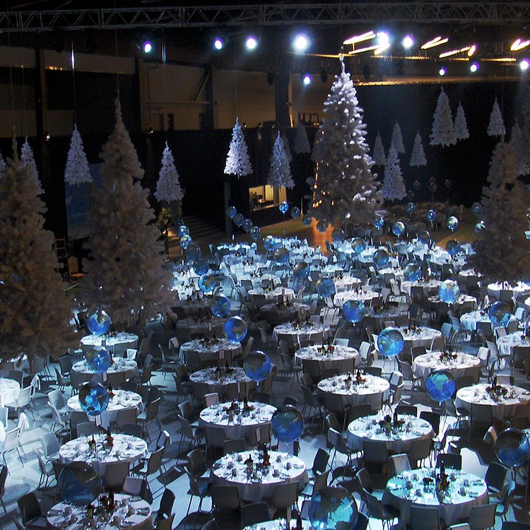 Over bordene hænger hvide juletræer og blå kugler ned fra loftet 