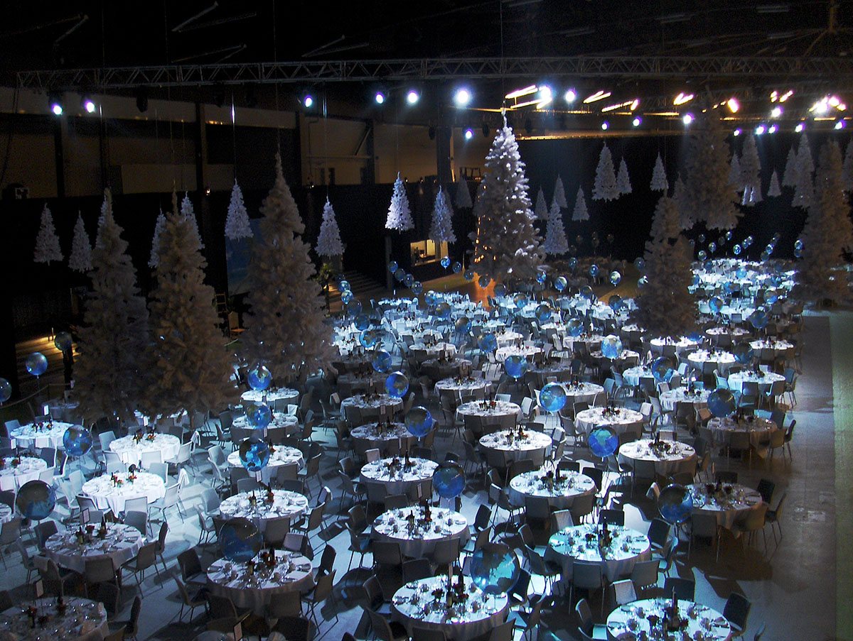 Over bordene hænger hvide juletræer og blå kugler ned fra loftet 