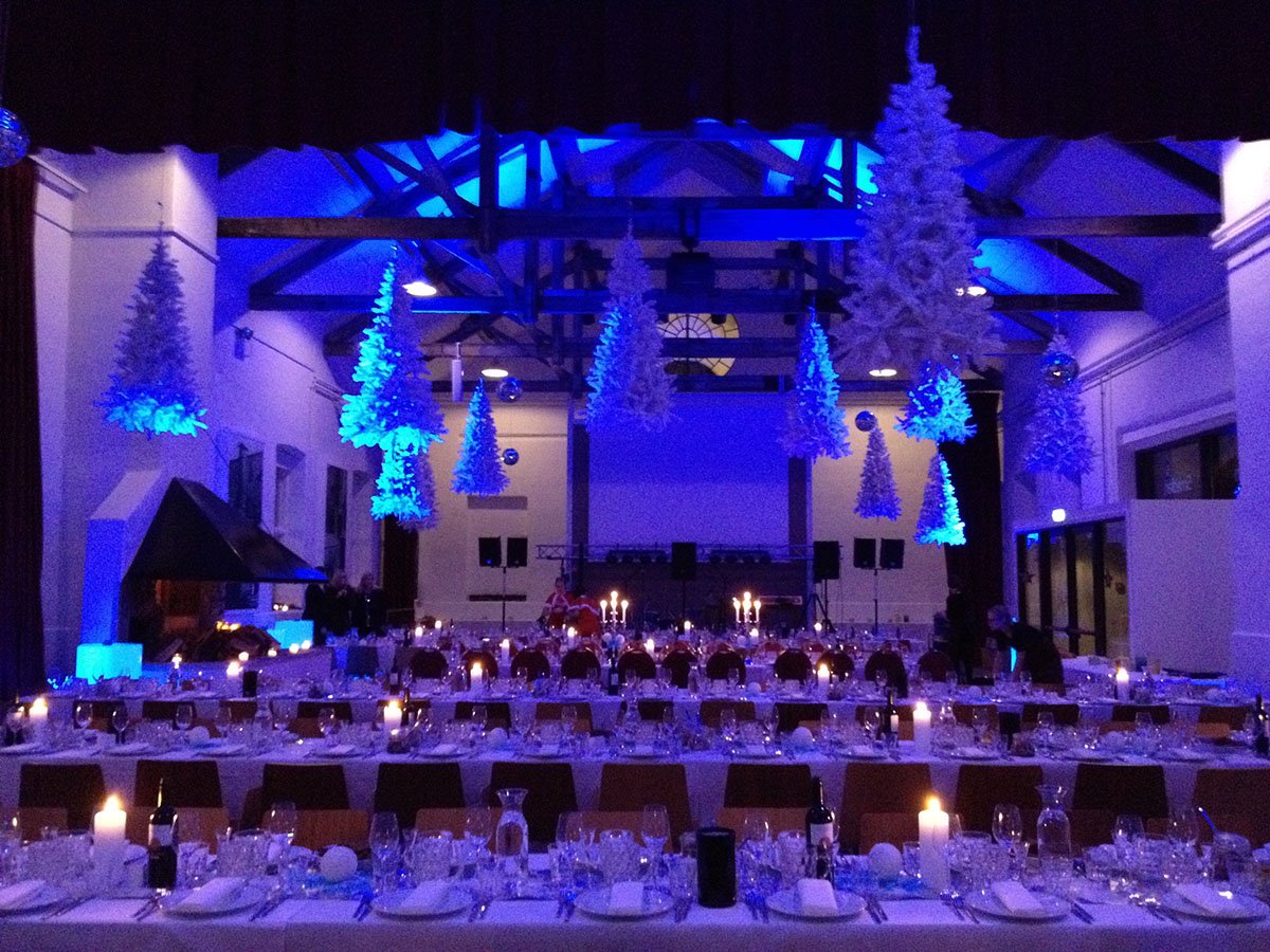 Til denne temafest har Rodkjær pyntet med hvide juletræer i loftet