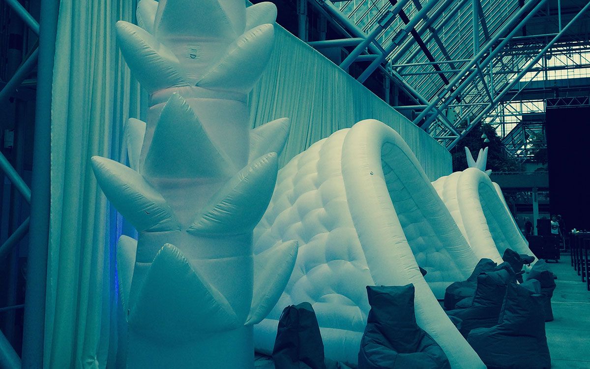 Store oppustelige træer og 'ice caves' bruges til denne frozen night magic temafest