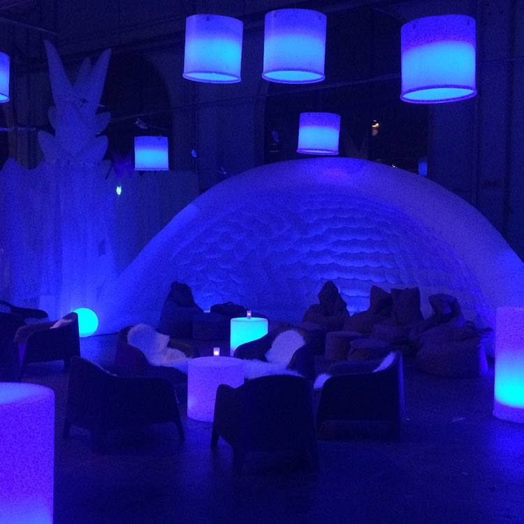 Oppustelige 'ice caves' er belyst med blåt lys. Rundt om står light tables og sækkestole, hvor gæsterne kan slappe af