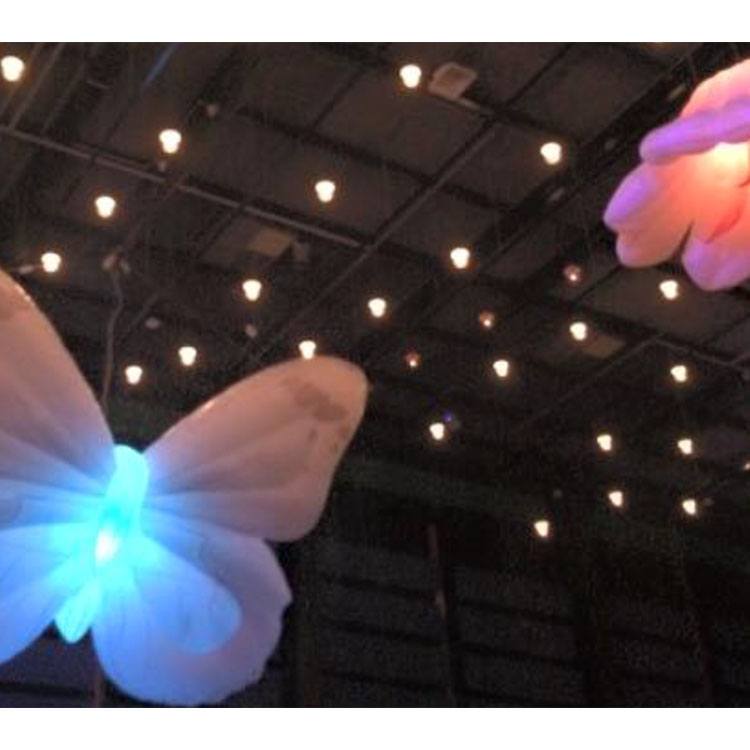 I loftet hænger store oppustelige sommerfugle og blomster