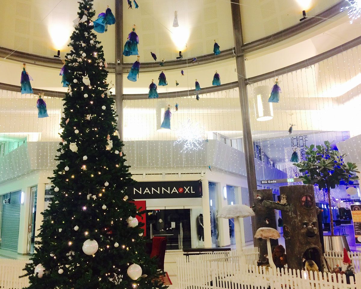 I dette shoppingcenter har Rodkjær pyntet med et stort juletræ, feer, der flyver i luften og et eventyrligt nisselandskab 