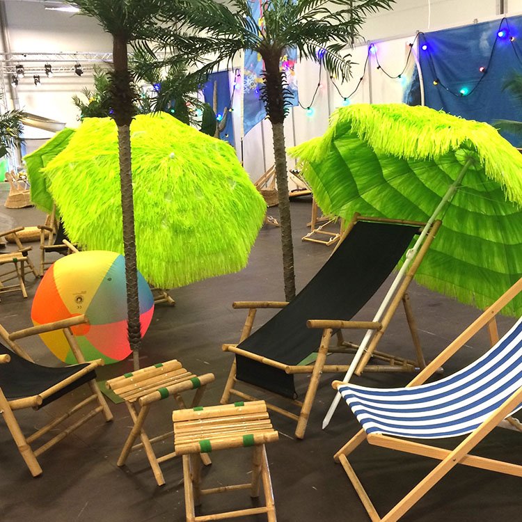 Her har Rodkjær dekoreret med strandstole, parasoller, palmer og badebolde