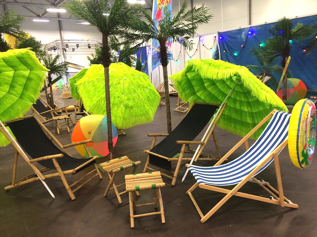 Her har Rodkjær dekoreret med strandstole, parasoller, palmer og badebolde