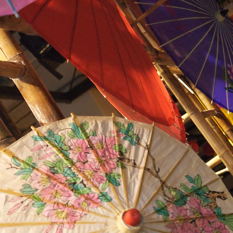 Asiatiske parasoller er brugt som pynt 