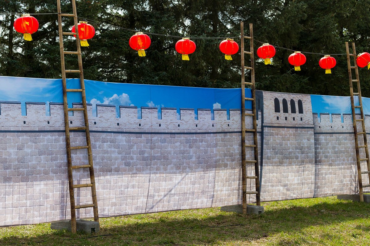 Et stort banner forestiller den kinesiske mur