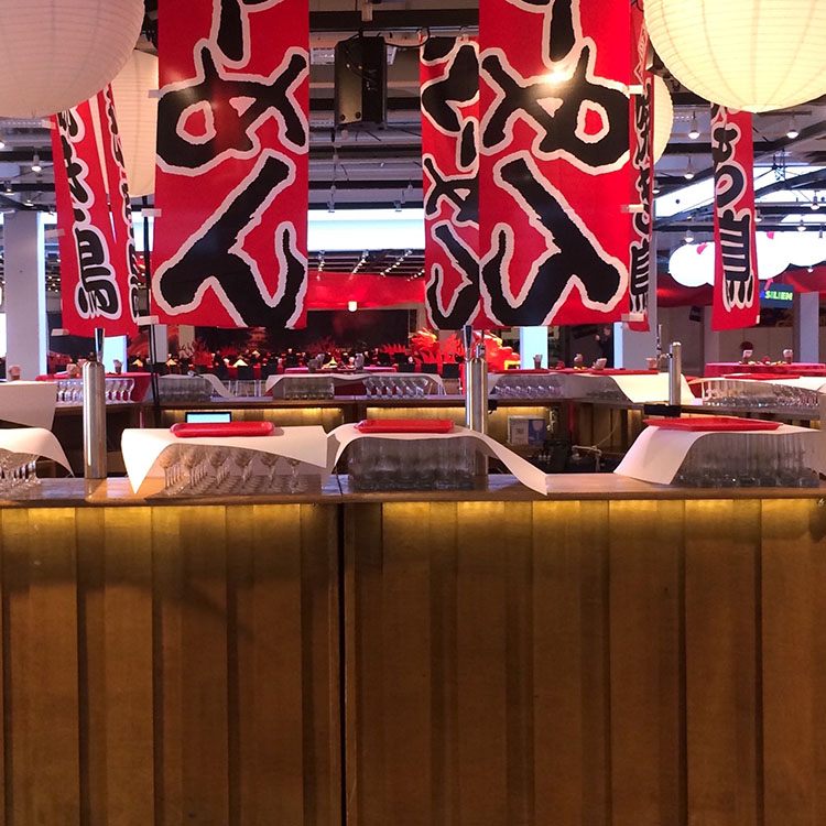 Baren er pyntet med bannere med asiatiske skrifttegn på 