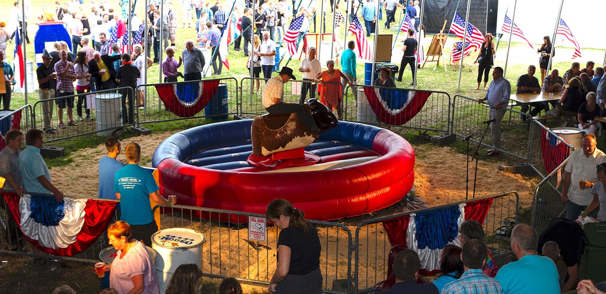 Her rider gæsterne på en rodeo tyr 