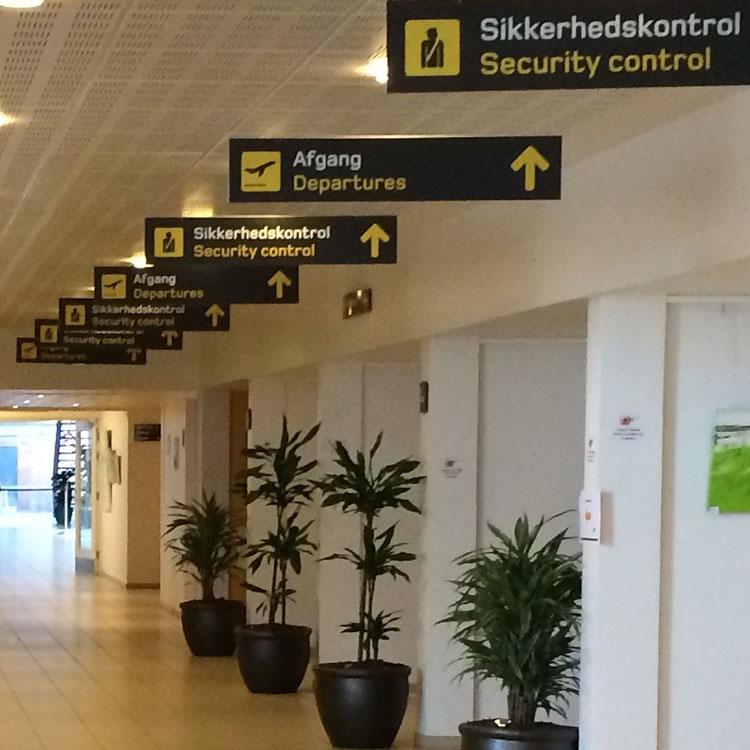 Airport-skilte hænger som dekorationer fra væggen