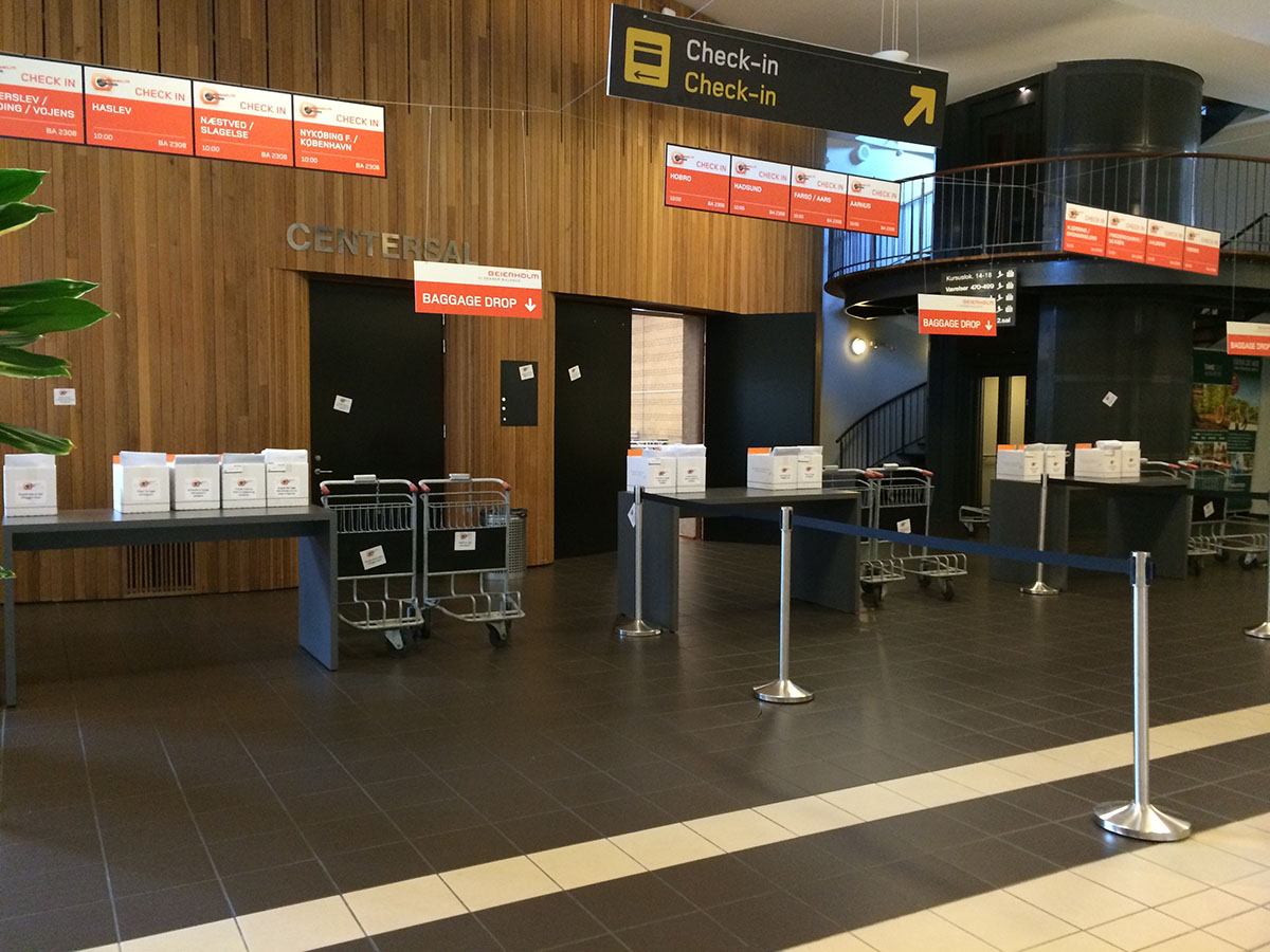 Rodkjærs airport-dekorationer med bagagevogne og skilte fylder rummet til airport-temafest