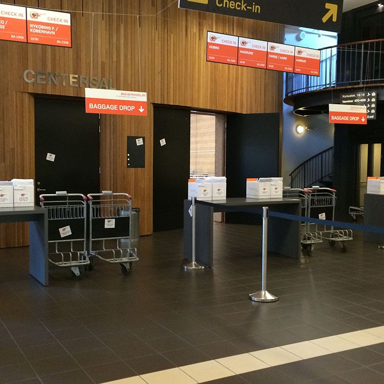 Rodkjærs airport-dekorationer med bagagevogne og skilte fylder rummet til airport-temafest