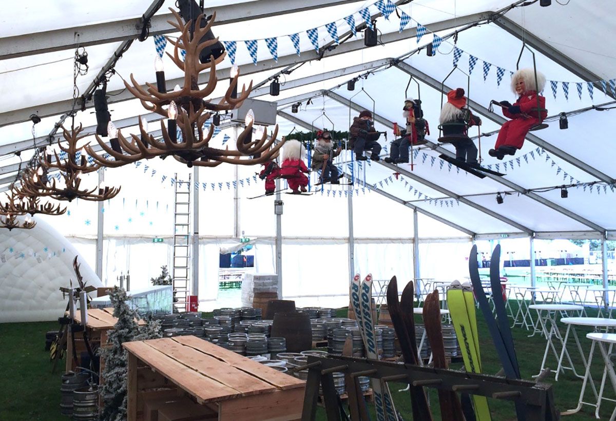 Skilift og gevir dekorationer pryder loftet til Rodkjærs Afterski-temafest