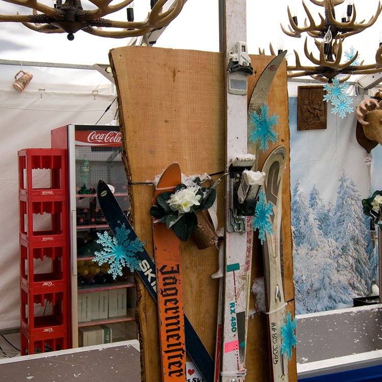 Ski og gevir brugt som dekorationer til Rodkjærs afterski-fest