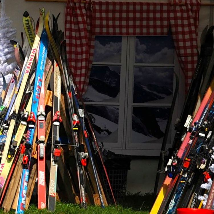 Rodkjær har brugt ski som dekoration til afterski-tema
