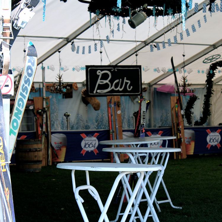 Ski og border dekorerer foran baren til afterski-temafest