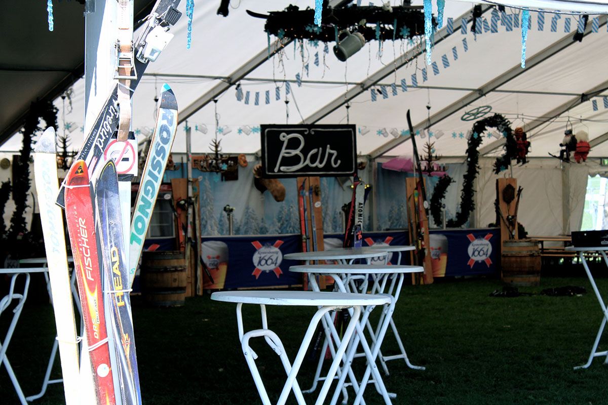 Ski og border dekorerer foran baren til afterski-temafest