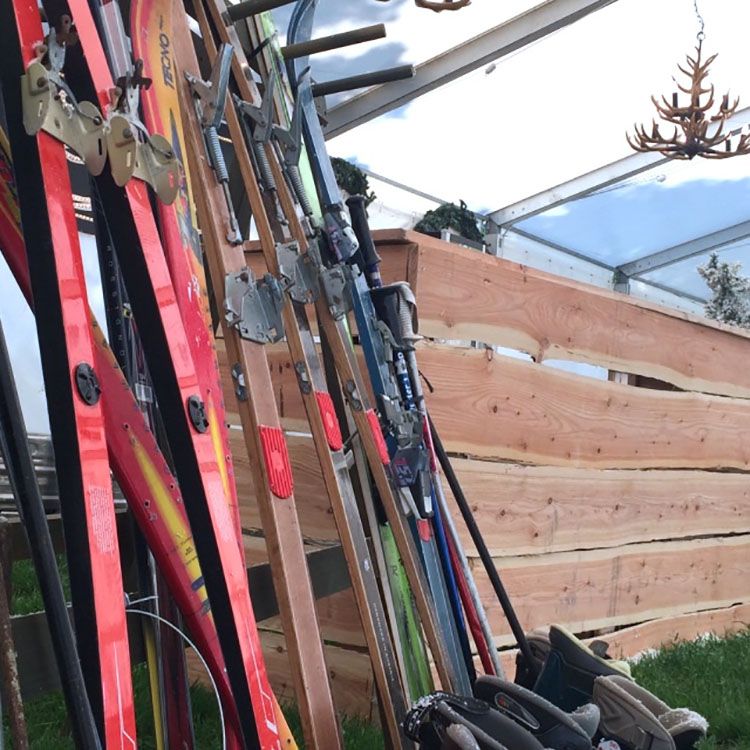 Rodkjær bruger ski som afterski-dekorationer