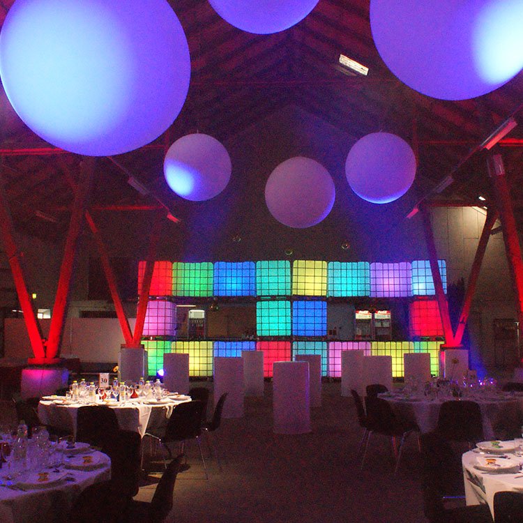 Dekorationer med bolde og lys på baren til rodkjærs temafest