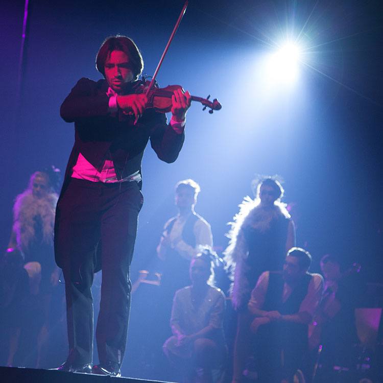 Violinist skaber musikalsk glæde fra scenen til 100-års jubilæumsfest for Bagger-Sørensen Koncernen