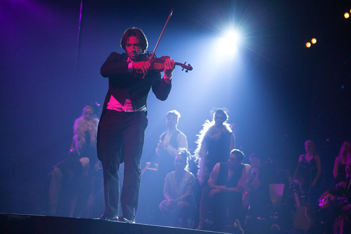 Violinist skaber musikalsk glæde fra scenen til 100-års jubilæumsfest for Bagger-Sørensen Koncernen
