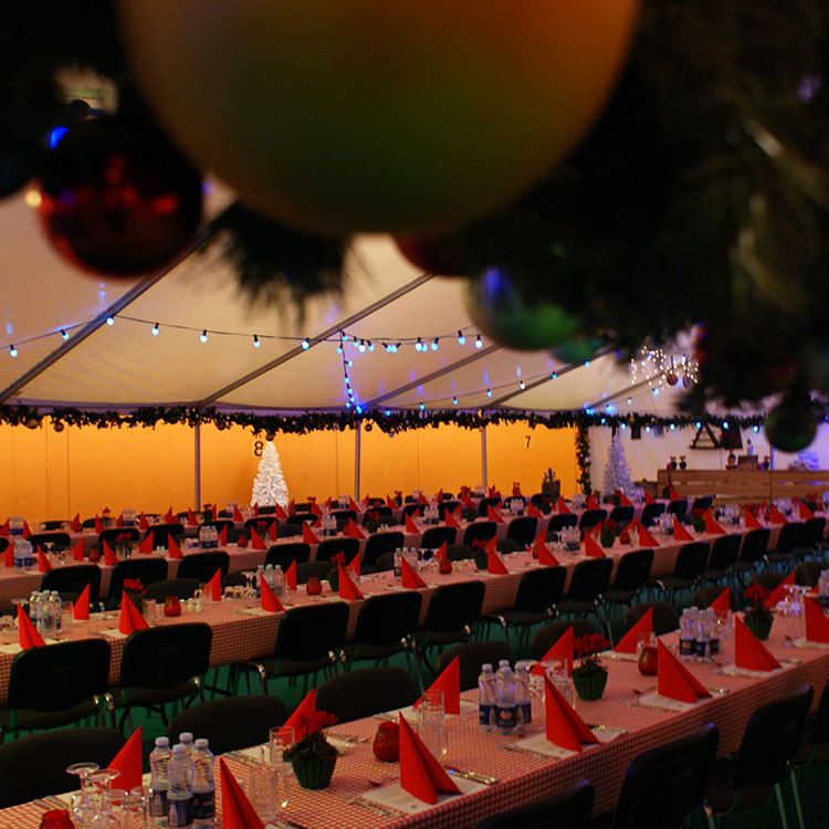Rodkjær har dækket bordet op med traditionelle danske juledekorationer